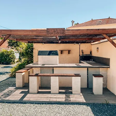 Reve D'azur: Beachfront With Shared Pool And Bbq Terrace Holiday home *